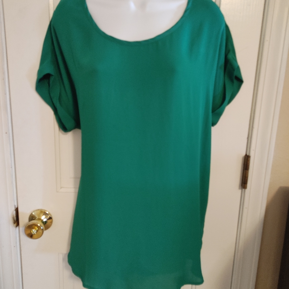 Green short sleeve flowy blouse.